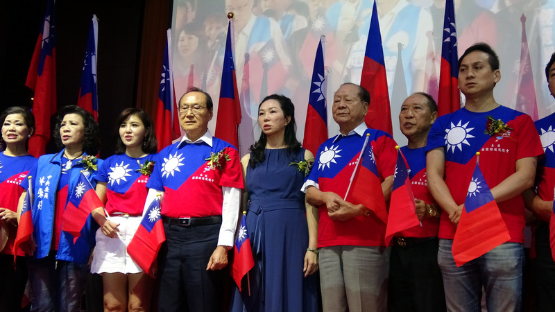 中國國民黨總統參選人韓國瑜的妻子李佳芬（右4）造訪泰國，19日晚間參加泰國韓國瑜後援總會主辦的造勢晚會。(圖:中央社)