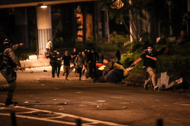 香港理工大學成反送中警民衝突激烈戰場，18日起港警包圍理大並在周邊設立防線，與校內示威者對峙；19日深夜，有部分民眾意圖闖越封鎖線被發現，警方隨即展開追捕。(圖：中央社)
