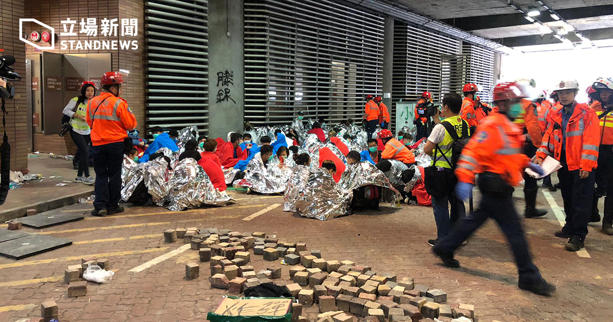 港官方稱可不佩戴名牌執勤，引發消防救護反對。圖為消防員19日在理大校園內執勤。(立場新聞提供)