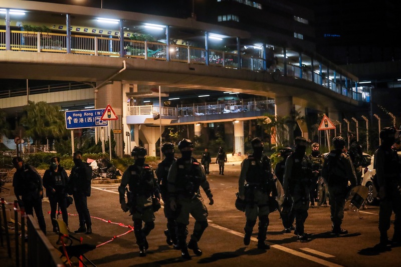 香港警方28日表示，經過清查，已在理工大學至少找到600枚汽油彈和20瓶濃硫酸，以及其他腐蝕性液體。(圖：中央社)