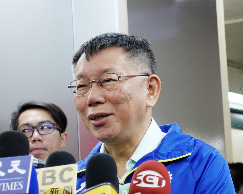 親民黨20日公布不分區立委名單，鴻海集團創辦人郭台銘幕僚劉宥彤名列第4、蔡沁瑜列第9。台北市長柯文哲（前）上午受訪指出，名單沒有特別好或不好，但稱郭台銘未蒙其利，先受其害。(圖:中央社)