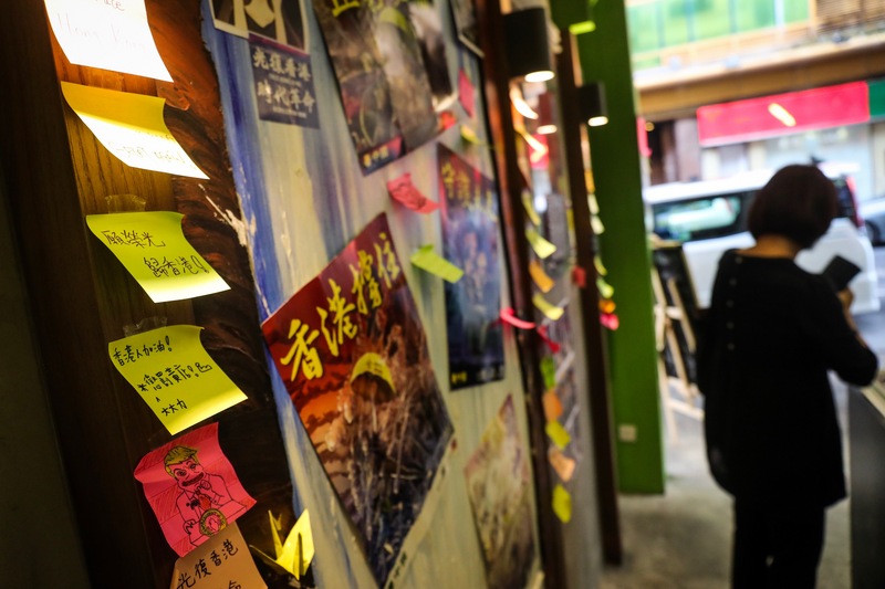 香港許多黃店不僅遭到政府打壓，還要面臨業主加租，營運困難。圖為位於佐敦小巷內的輕食店。(中央社資料照片)