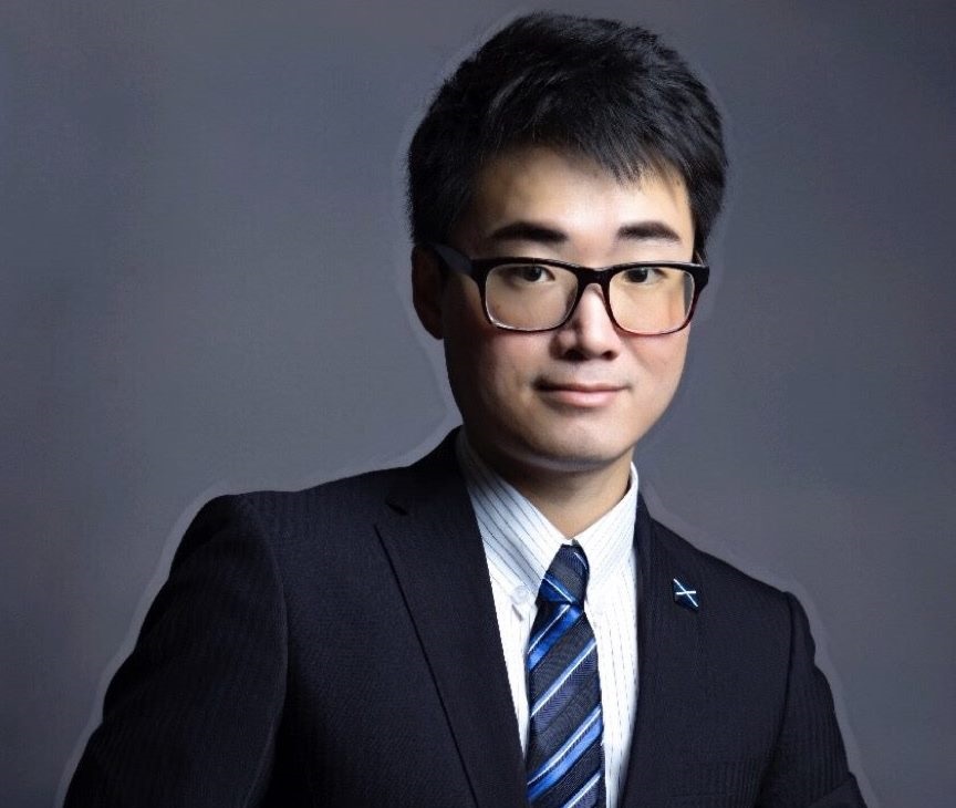 遭到中國當局行政拘留的英國駐香港總領事館職員鄭文傑20日表示，他在被拘留期間，曾經遭到虐待及毆打。(圖：Cheng Man Kit 臉書)