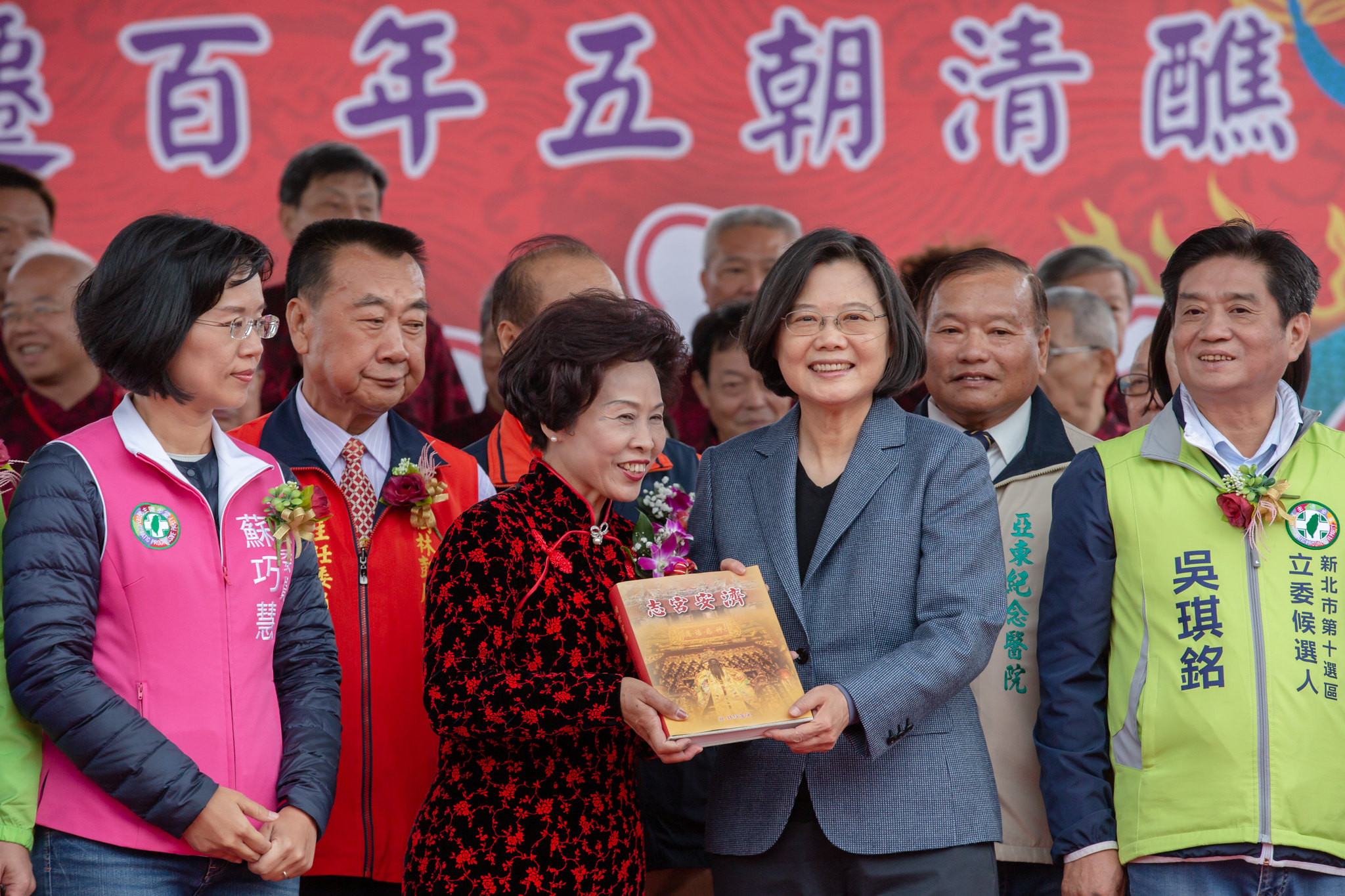 蔡英文總統20日在新北市出席「樹林濟安宮五朝清醮開幕儀式」後受訪表示，台商回台的相關投資數額都經過投資審查，過程與數據都是透明的，希望國民黨不要唱衰台灣。(總統府提供)