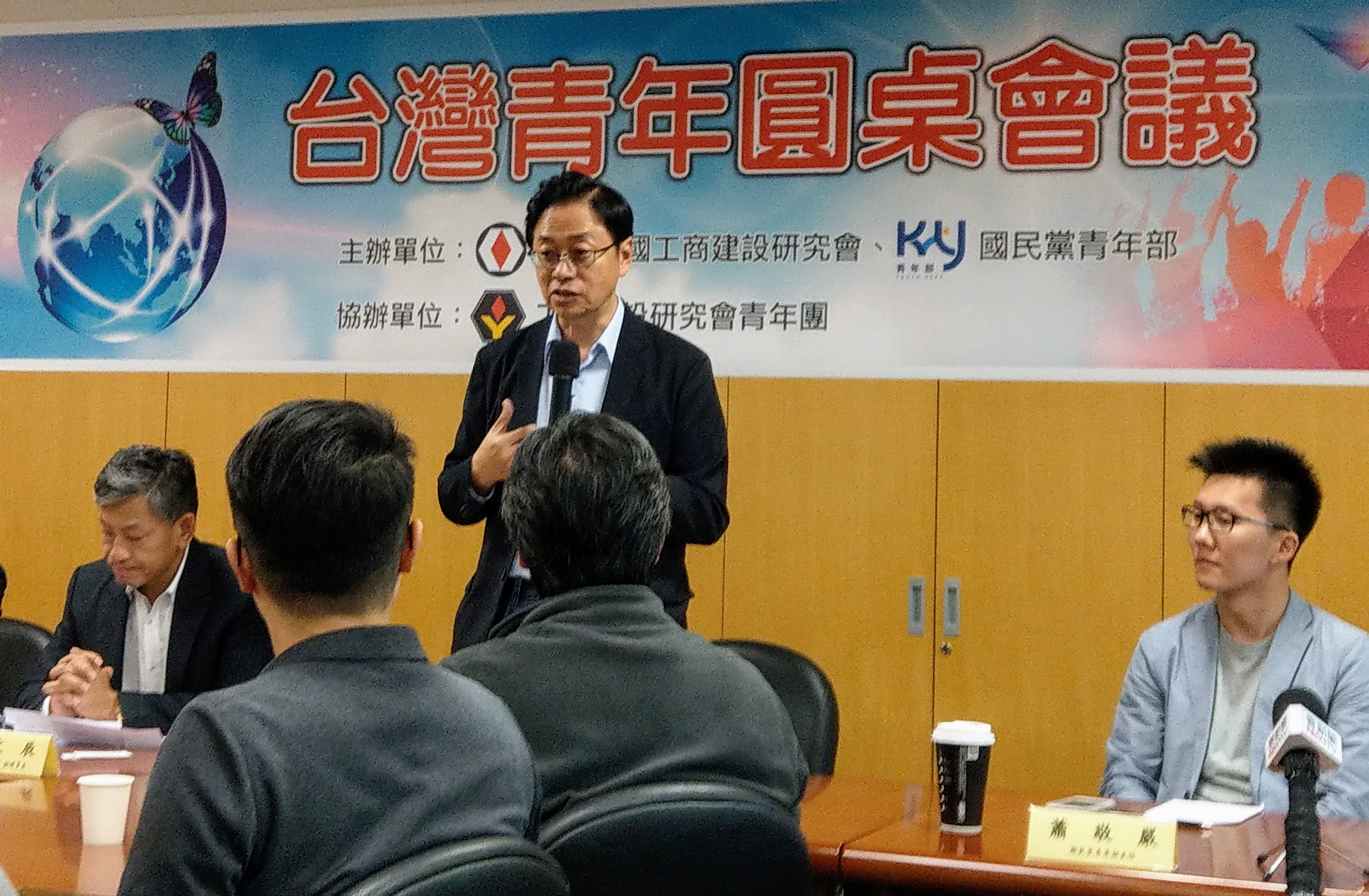 張善政20日下午出席「台灣青年圓桌會議」。(劉品希 攝)