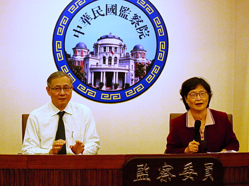 監察委員仉桂美(右)、劉德勳(左)舉行記者會，說明糾正台北市選委會與中選會 (央廣記者王照坤 攝)