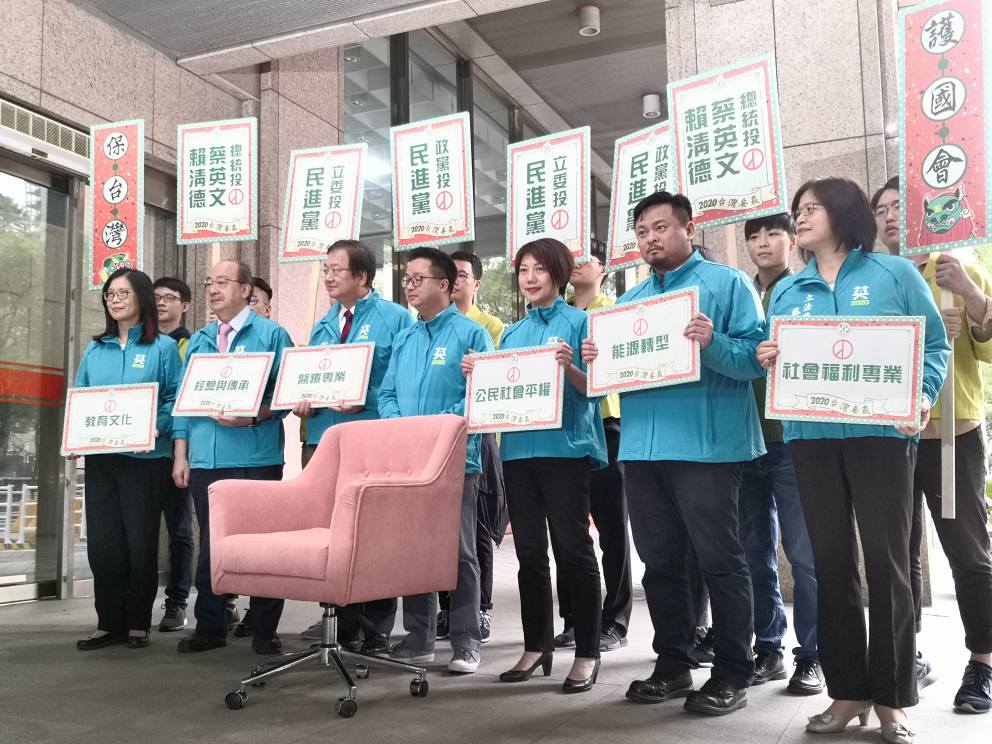 民進黨秘書長羅文嘉今天偕同不分區立委安全名單內的被提名人前往中選會登記參選，高喊「護國會、保台灣」，為民進黨政黨票衝刺。（劉玉秋攝）