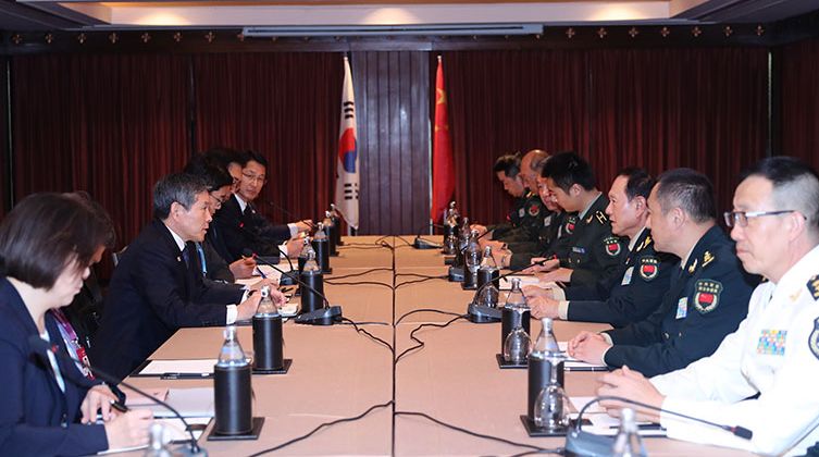 南韓防長鄭景斗和中國防長魏鳳和，17日在曼谷舉行的區域安全會議場邊，同意設立更多軍事熱線。(網路圖片)