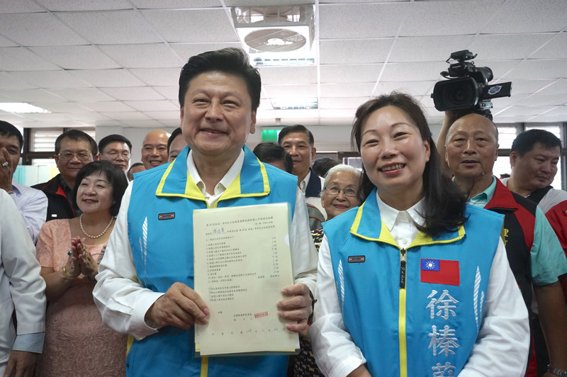 前花蓮縣長傅崐萁（前左）與妻子、花蓮縣長徐榛蔚（前右）。(資料照片/CNA)