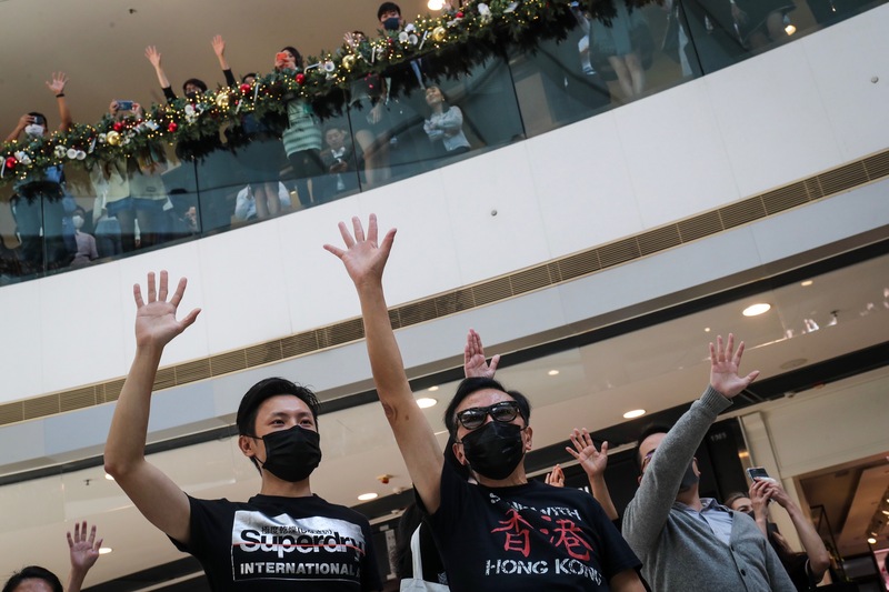 為了聲援香港理工大學學生以及重申五大訴求，有網民發起27日晚上在全港多個商場「和你唱」活動。(圖：中央社)