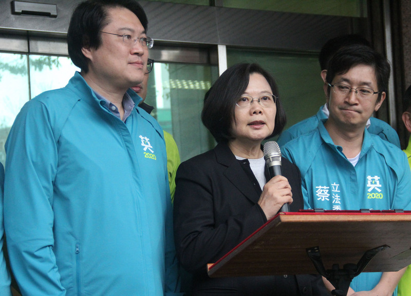 蔡英文總統(中)21日陪同民進黨立委蔡適應(右)登記參選立委後受訪，表示民進黨是在通過不分區名單前，先徵詢她的意見。(圖：中央社)