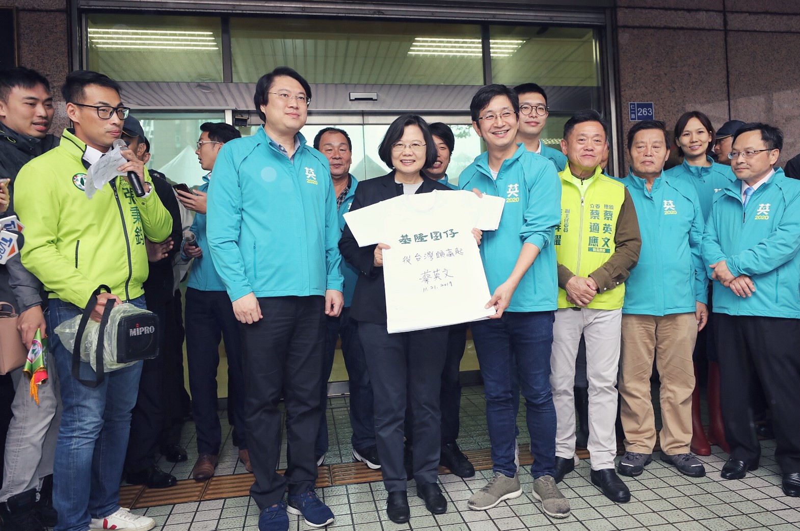 蔡英文總統(前中)21日陪同立委參選人蔡適應(前右)登記後受訪，表示軌道建設是國家發展的重要基礎建設。(蔡總統競選辦公室提供)