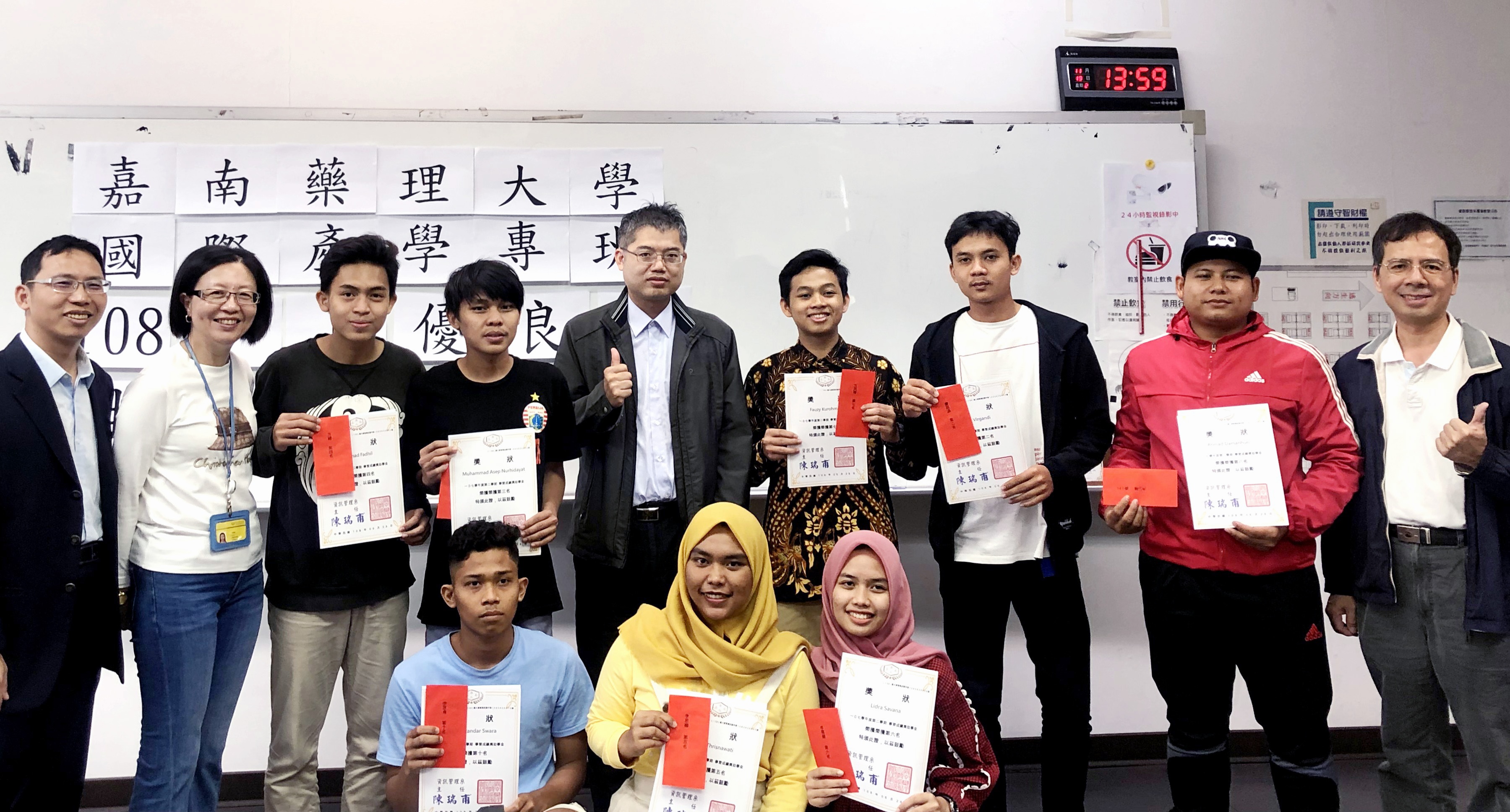 嘉南藥理大學表揚學業成績優良及參加競賽獲獎的印尼專班學生。(嘉南藥理大學提供)