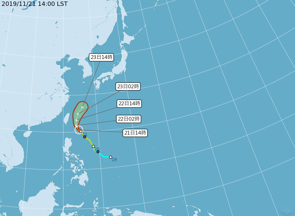中央氣象局21日傍晚表示，輕度颱風鳳凰路徑較原先偏東，發布海上警報機率愈來愈低。(圖：中央氣象局)