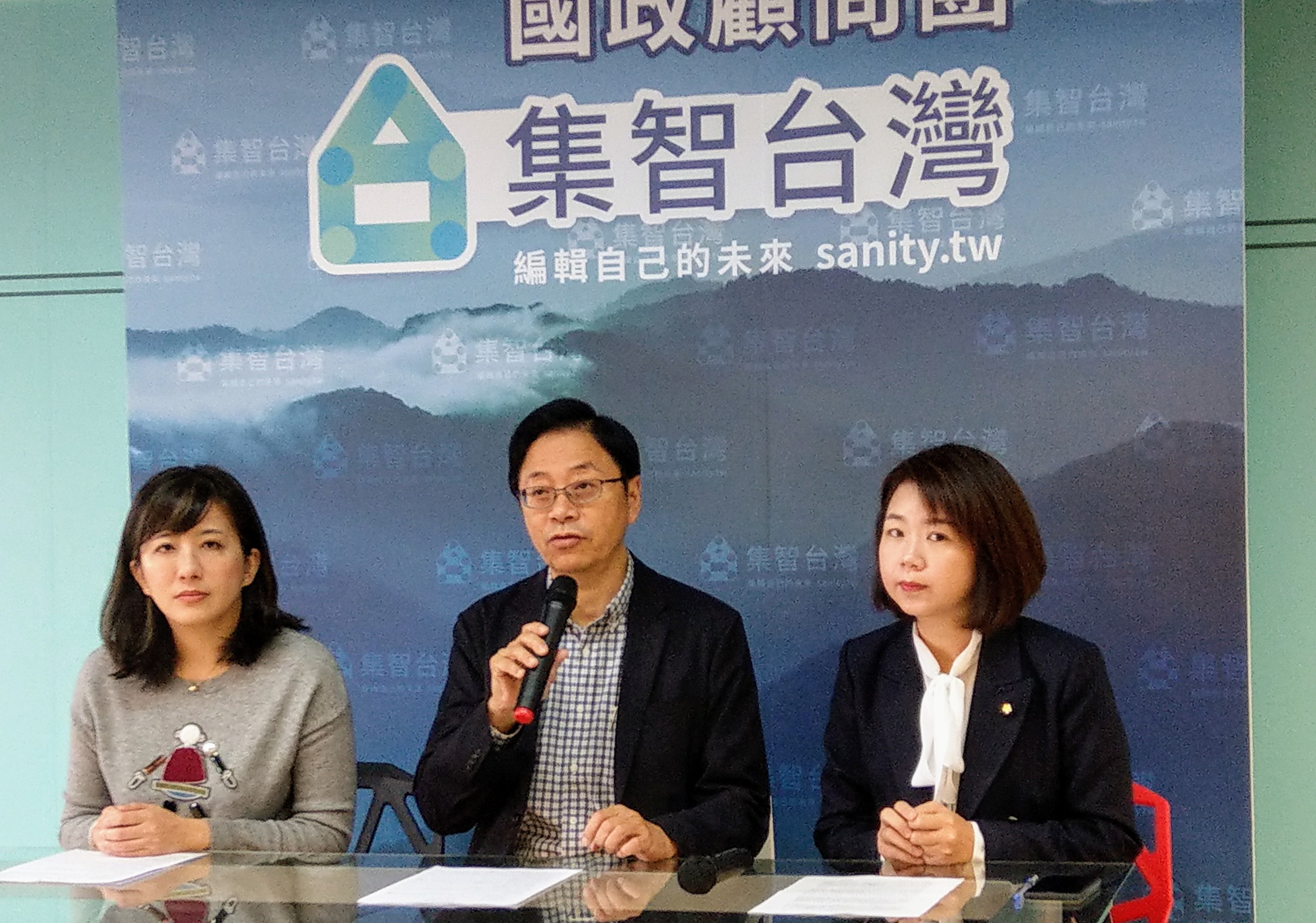 張善政(中)宣布即日起籌組團隊，推動成立新移民委員會，並由立委林麗蟬(右)擔任籌備小組召集人。(劉品希 攝)