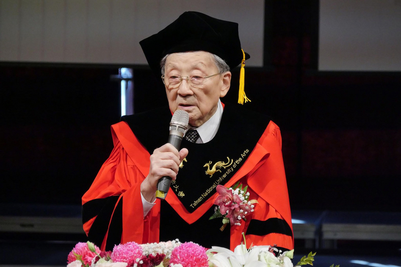 金馬導演李行辭世。圖為李行以90歲高齡獲頒國立台南藝術大學名譽博士。（國立台南藝術大學提供）