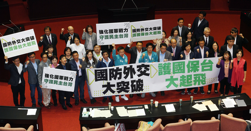 行政院編列新台幣2472億3883萬元特別預算，向美國採購66架F-16V（Block70）戰機，立法院會22日三讀通過中央政府新式戰機採購特別預算，全案僅減列1000萬元、科目自行調整。民進黨立委高舉「國防外交大突破護國保台大起飛」等標語看板。(圖：中央社)