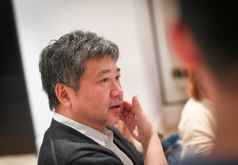 日本導演是枝裕和受邀出席2019金馬影展活動，22日下午在台北出席媒體茶敘時表示，各國間難免有政治問題，但電影人應持續交流，而參加影展應該放下自身旗幟，他並強調「政治做不到的事情，電影人做得到。」（金馬執委會提供）