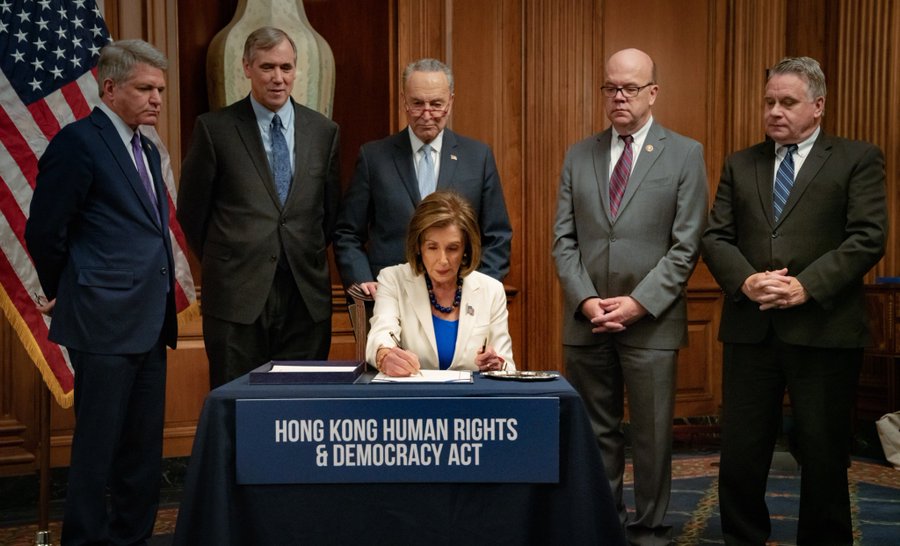 美國眾議院議長裴洛西(Nancy Pelosi)21日在跨黨派議員見證下，簽署「香港人權與民主法案」。(推特)