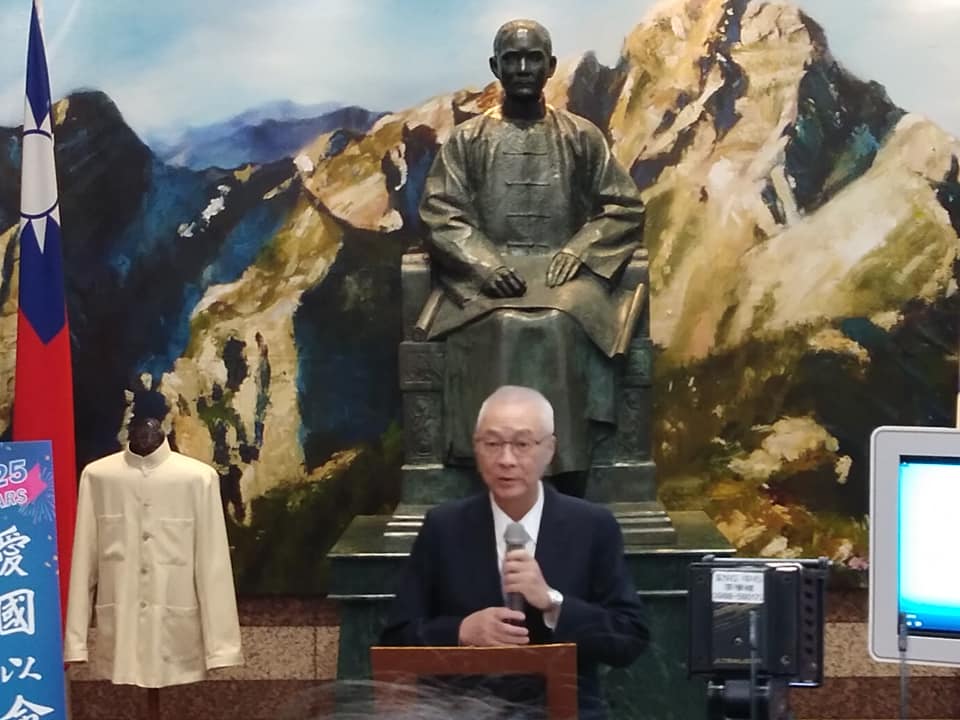 國民黨主席吳敦義22日出席國民黨慶祝建黨125週年黨史文物展揭幕活動，並點亮聖誕樹燈，祈願大選勝利。針對民進黨主席卓榮泰批評國民黨的不分區名單，吳敦義回應，國民黨的不分區名單比較符合民主程序。(王韋婷攝)