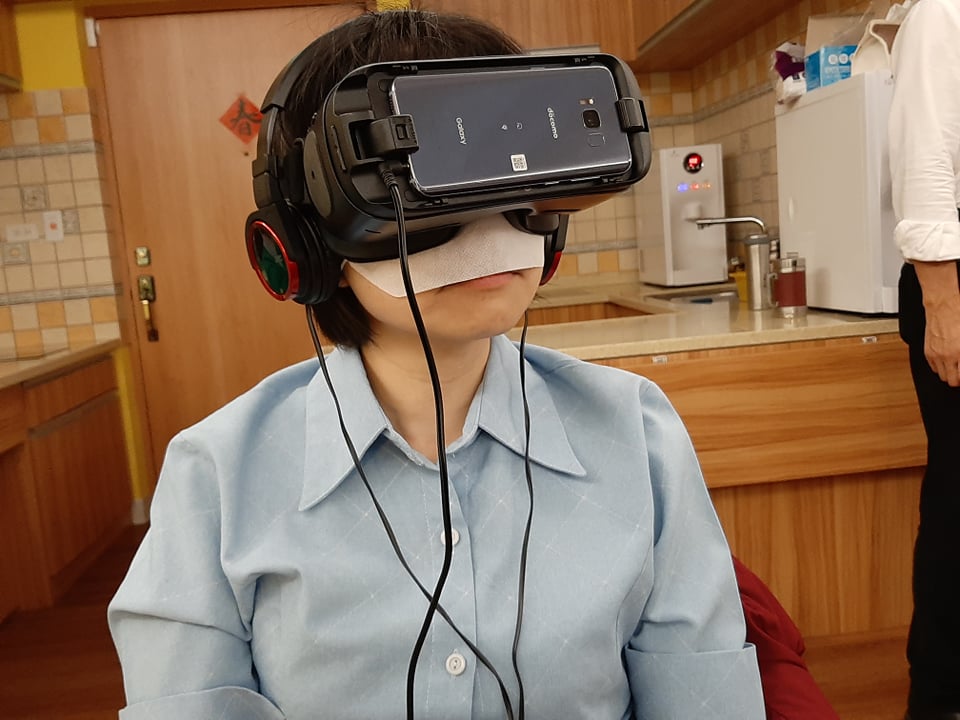 民眾透過VR體驗失智「視界」。（詹婉如 攝）