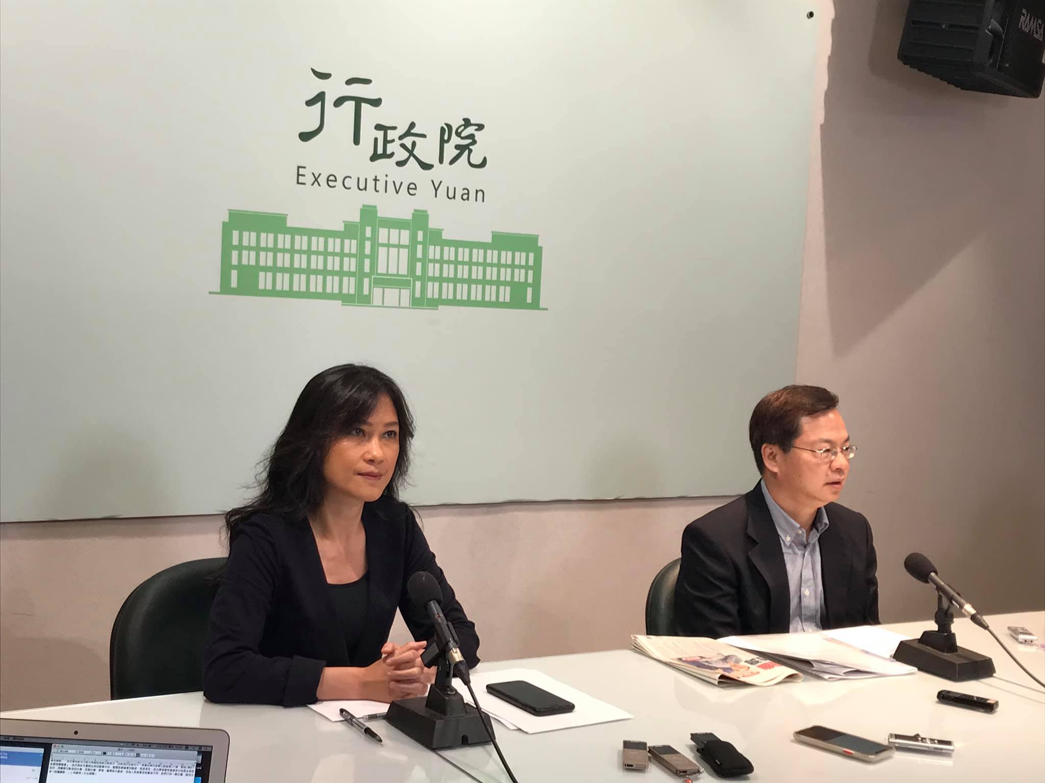 行政院發言人Kolas Yotaka與行政院政務委員龔明鑫說明台商回流議題。(鄭舲 攝)