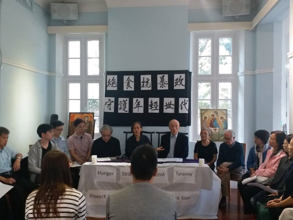 來自香港社工、宗教、學界的15名人士抗議港府及北京拒絕回應「反送中」運動訴求，及未能妥善處理港警濫暴，決定絕食至區議會選舉日(24日)當天。(圖: 學術自由民主聯盟臉書)