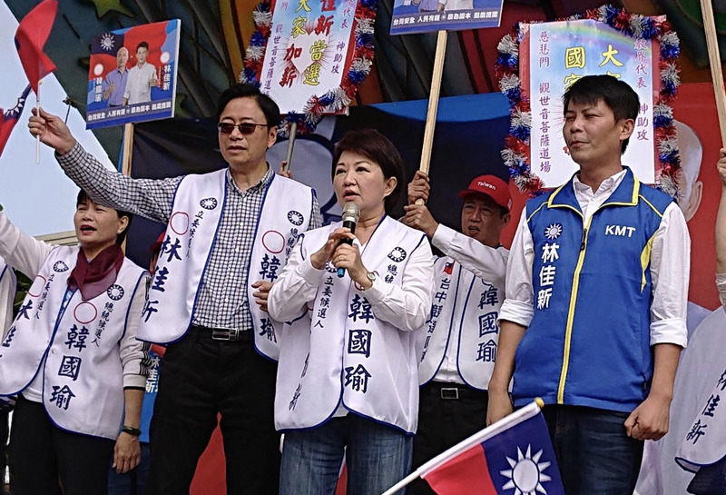 國民黨總統參選人韓國瑜23日走訪台中，但皆與台中市長盧秀燕（中）錯身而過，盧僅與副總統參選人張善政（左）合體。(圖:中央社)