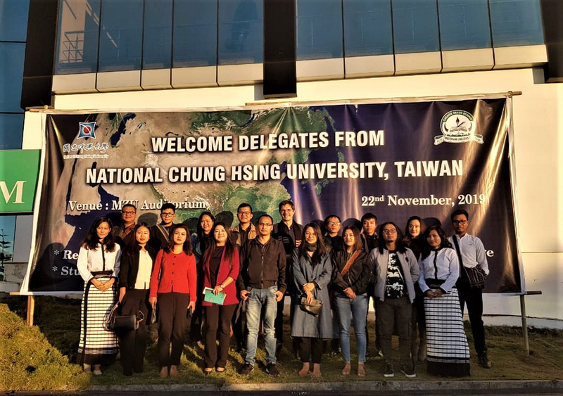中興大學農業訪問團22日拜訪印度東北米左拉姆大學，與米左拉姆大學接待師生合影。（中興大學國際處提供）