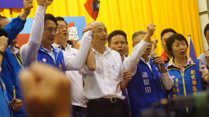 國民黨總統參選人韓國瑜（前右3）23日赴彰化，參加慶祝建黨125週年黨慶大會，韓國瑜和黨籍立委參選人柯呈枋（前左）等人高呼「凍蒜」，炒熱現場氣氛。(圖：中央社)