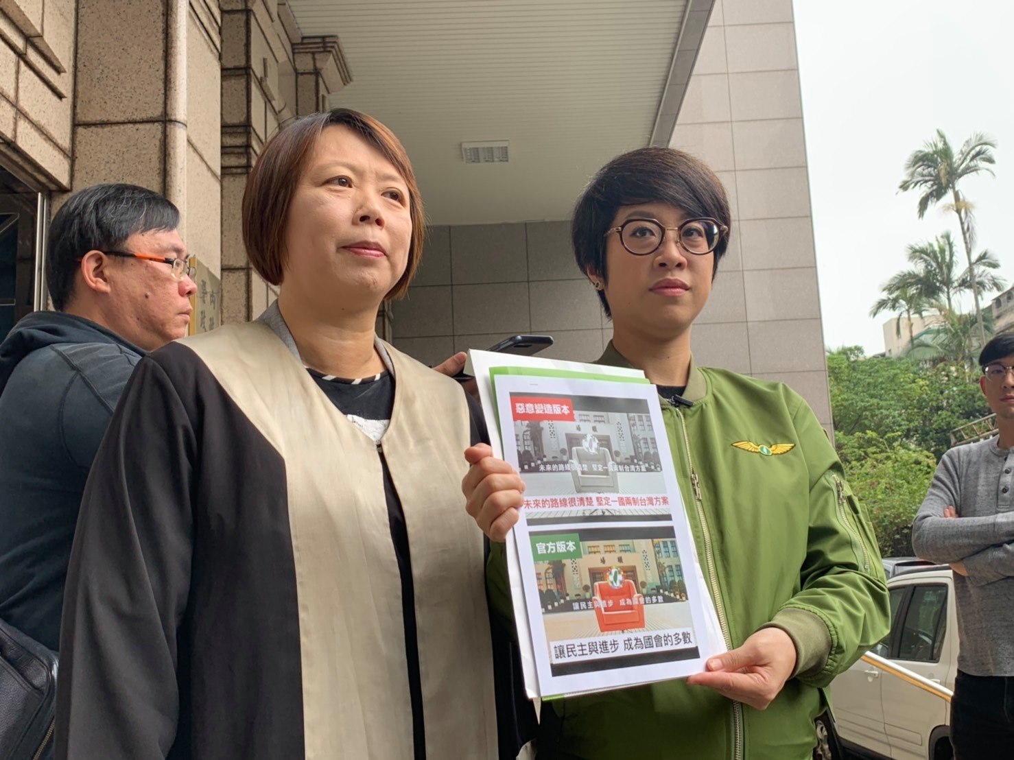 民進黨競選影片遭惡意變造，發言人李晏榕23日代表民進黨前往內政部刑事警察局報案，並呼籲社會大眾正視中國網軍正介入台灣選舉。（劉玉秋攝）