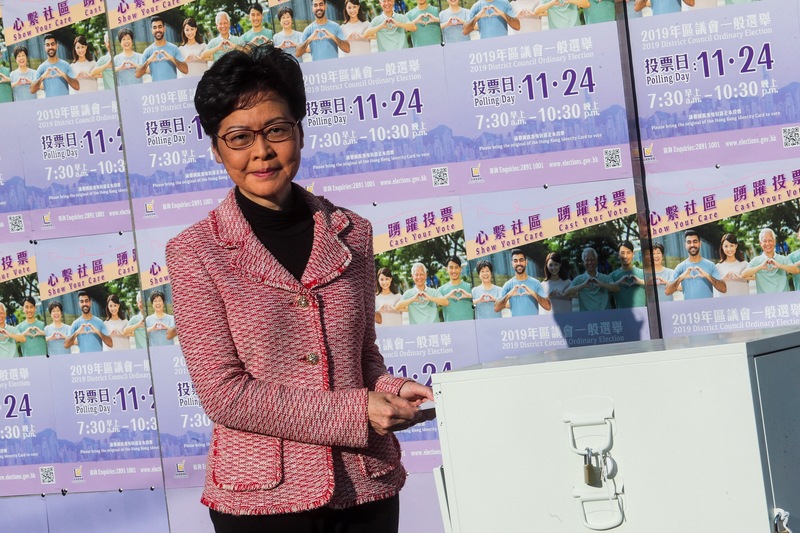 香港近日抗爭情勢逐漸趨緩，24日區議會選舉如期舉行，香港特首林鄭月娥上午前往高主教書院投票站投票，將選票投入票箱。(圖：中央社)