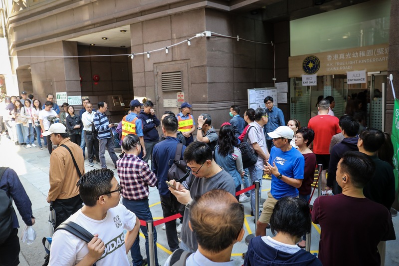 香港24日舉行第六屆區議會選舉，截至下午5時半，累積投票人數達到233萬1,968人，累積投票率56.42%，比上屆同時段高出25.83個百分點。(中央社)