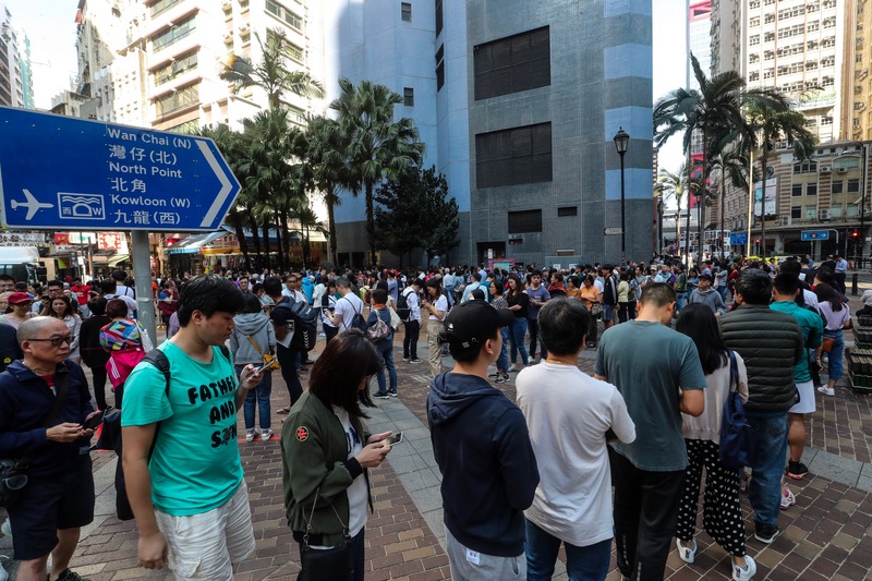 香港24日舉行第六屆區議會選舉，據香港電台報導，市民投票踴躍，截至下午1時半，投票人數已經突破150萬。(中央社)