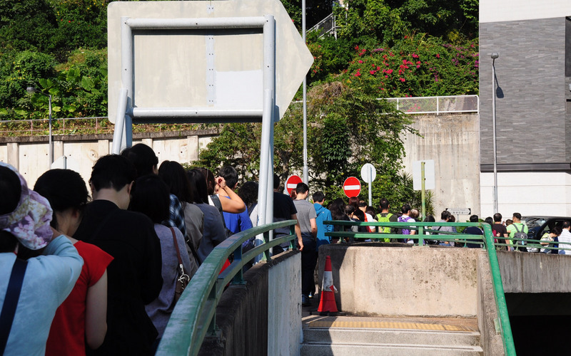 香港24日舉行第6屆區議會選舉。上午8時許，港島高主教書院票站前，排隊投票的民眾已綿延超過100公尺。(中央社)