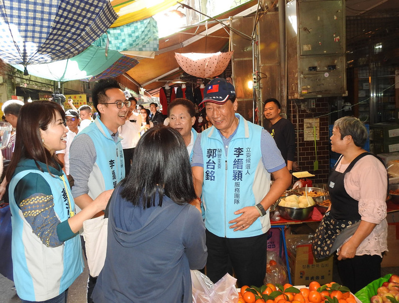 鴻海集團創辦人郭台銘（右2）24日表示，共諜案涉及國安和法律問題，政府應調查到底。圖為郭台銘陪同「郭家軍」掃街拜票。(中央社)