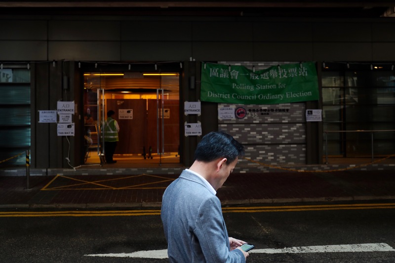 香港近日抗爭情勢逐漸趨緩，24日區議會選舉如期舉行，投票時間為24日上午7時30分至晚間10時30分。圖為灣仔一家投票站。(圖:中央社)