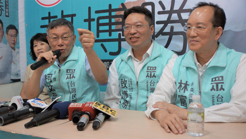 台灣民眾黨主席柯文哲（左2）24日在高雄受訪表示，距離投票日還有40幾天，依據他的經驗，「通常該爆料的都還沒爆料」。(中央社)