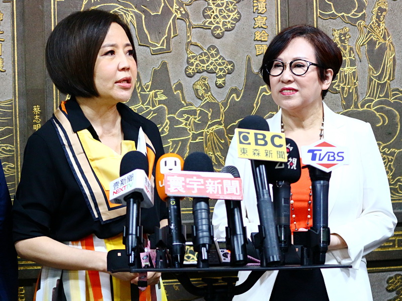 親民黨副總統參選人余湘(右)、發言人于美人(左)在板橋慈惠宮參拜後受訪 (央廣記者王照坤 攝)