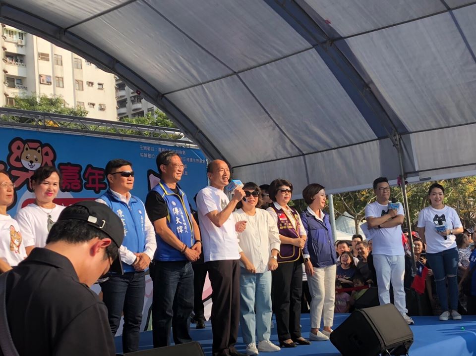 國民黨總統參選人韓國瑜24日下午參加嘉義萌寵音樂嘉年華活動。韓國瑜會會受訪時表示，國安局、調查局應該立刻調查共諜案。(韓國瑜競選辦公室提供)
