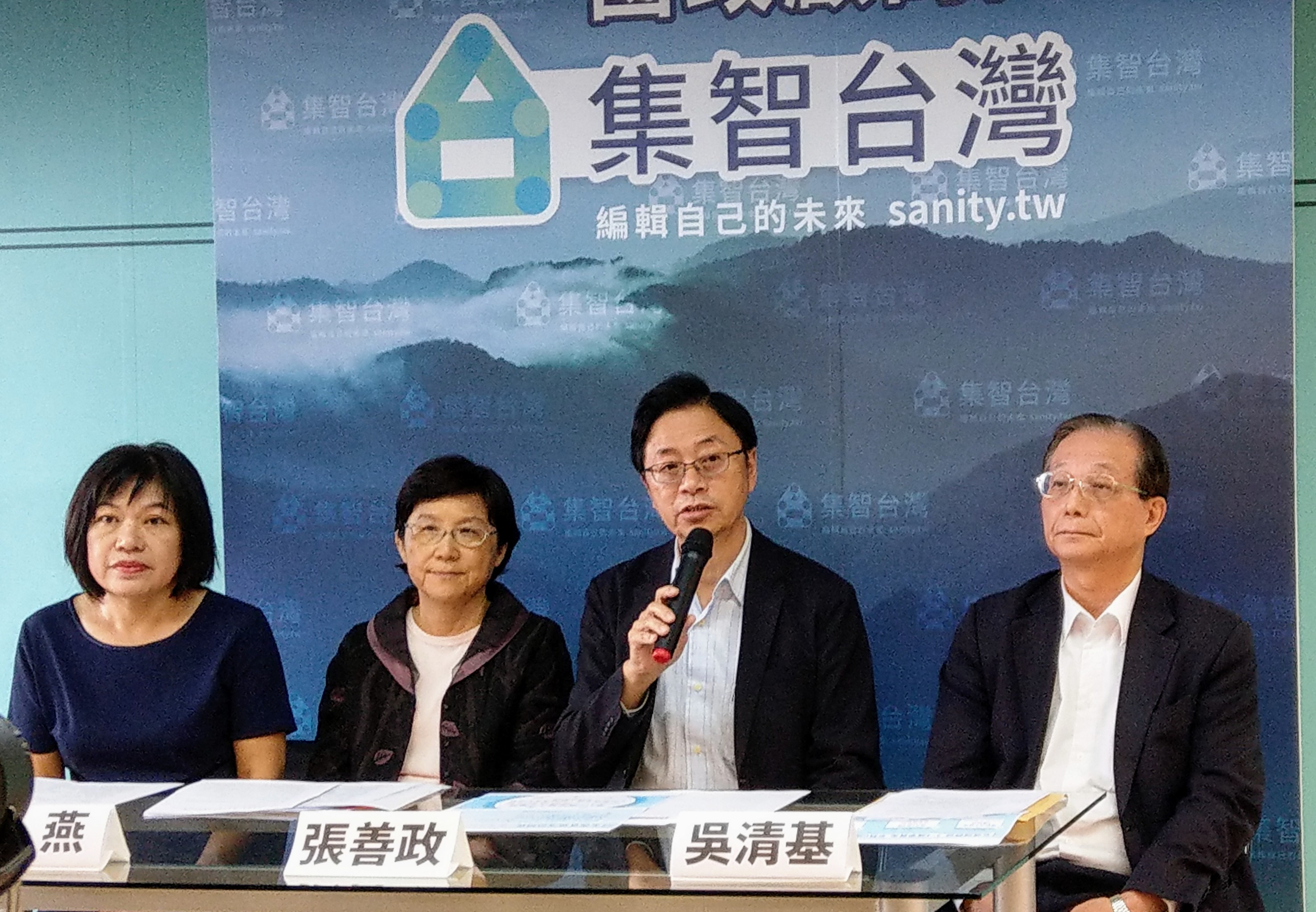 張善政(右2)與國政顧問團25日公布「0到6歲國家幫忙養」政見。(劉品希 攝)