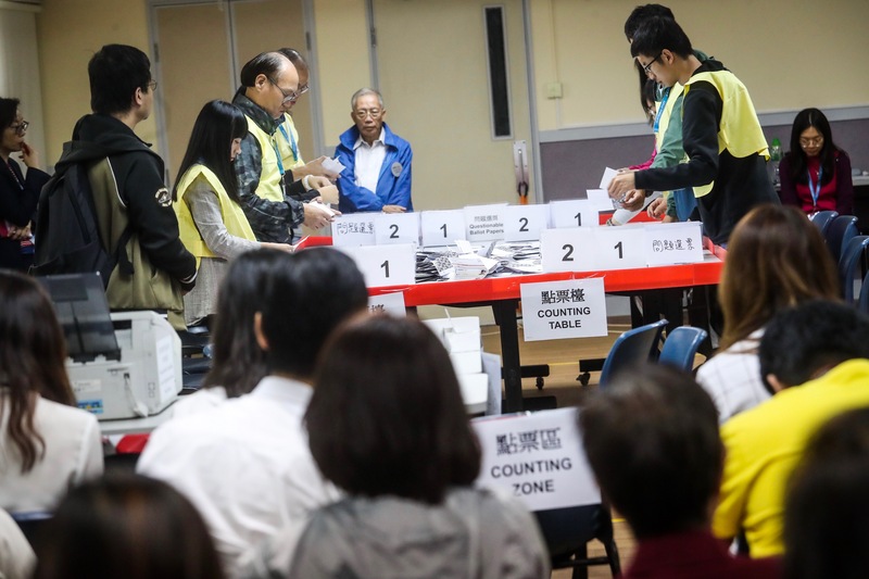 香港近日抗爭情勢逐漸趨緩，24日區議會選舉如期舉行，晚間10時30分結束投票後進行點票作業，25日凌晨灣仔一家投票站聚集大批民眾觀看作業情形。(圖:中央社)