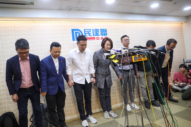 香港泛民主派在地方區議會選舉中大獲全勝，親中建制派則大敗，這種結果等同向中國「投下不信任票」，勢必衝擊港府的正當性和管治威信，甚至動搖「一國兩制」的基礎。民建聯主席李慧琼（中）偕黨員致歉。(圖:中央社)