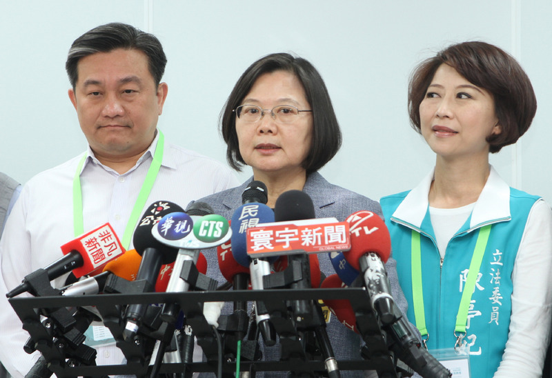 蔡英文總統今天受訪時表示，樂見香港人民表達意見，也希望這個選舉結果被尊重。(圖: 中央社)