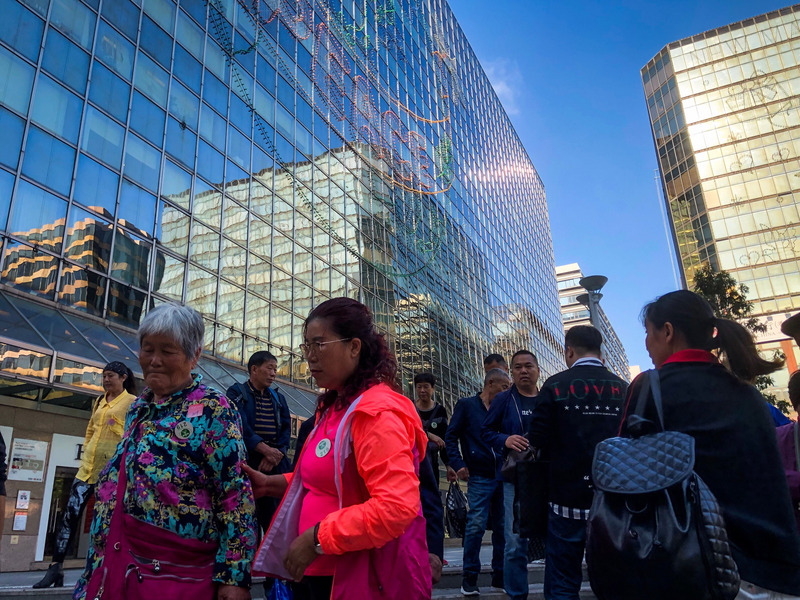 在「反送中」運動的衝擊下，10月訪問香港的旅客只有331萬人次左右，較去年同期急跌43.7%。(圖：中央社)