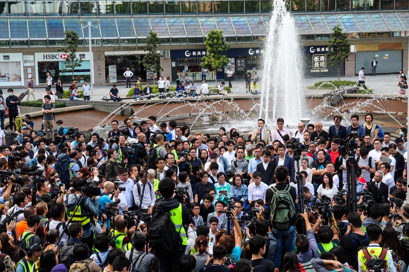 香港民主派陣營在2019年的區議會選舉中大獲全勝，如今卻已有逾半數議員請辭。圖為2019年11月25日多名議員當選人前往市政局百週年紀念花園聲援理大示威者。(圖：中央社資料照片)