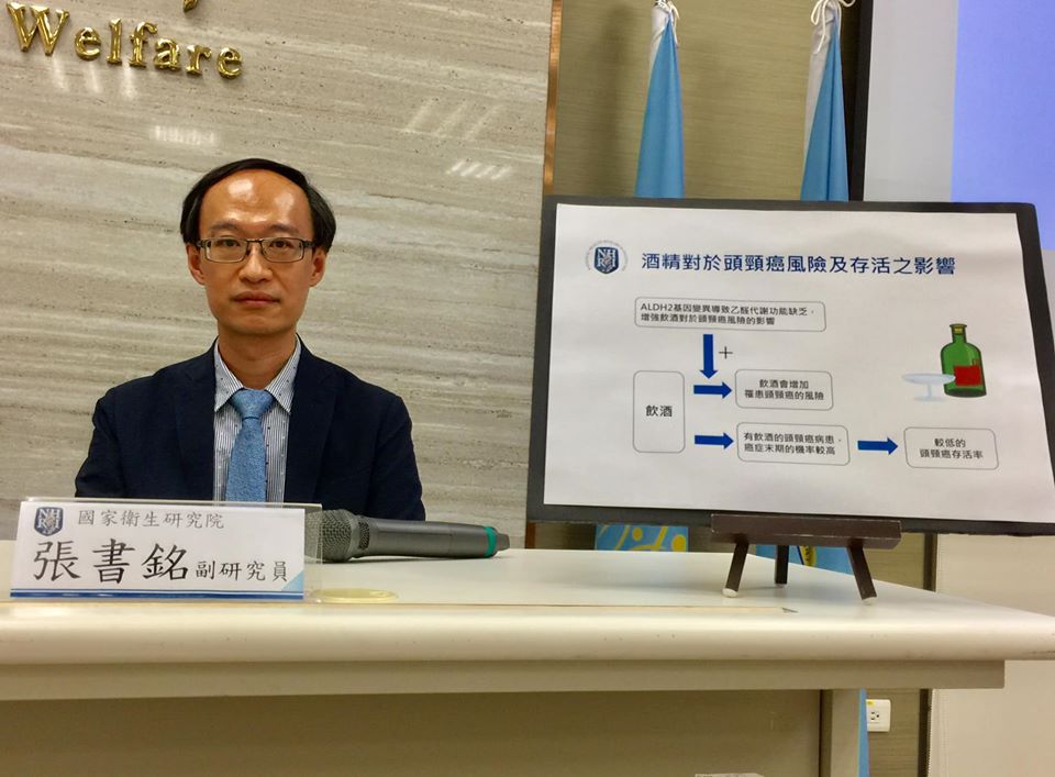 國家衛生研究院今天(25日)表示，酒精確實會增加罹患頭頸癌風險，且進一步研究發現，下咽癌的風險更是有19倍之高。國衛院進一步表示，由於有近半國人有酒精代謝功能不全的情況，因此，呼籲國人要減少飲酒、為自己健康把關。(蕭照平攝)