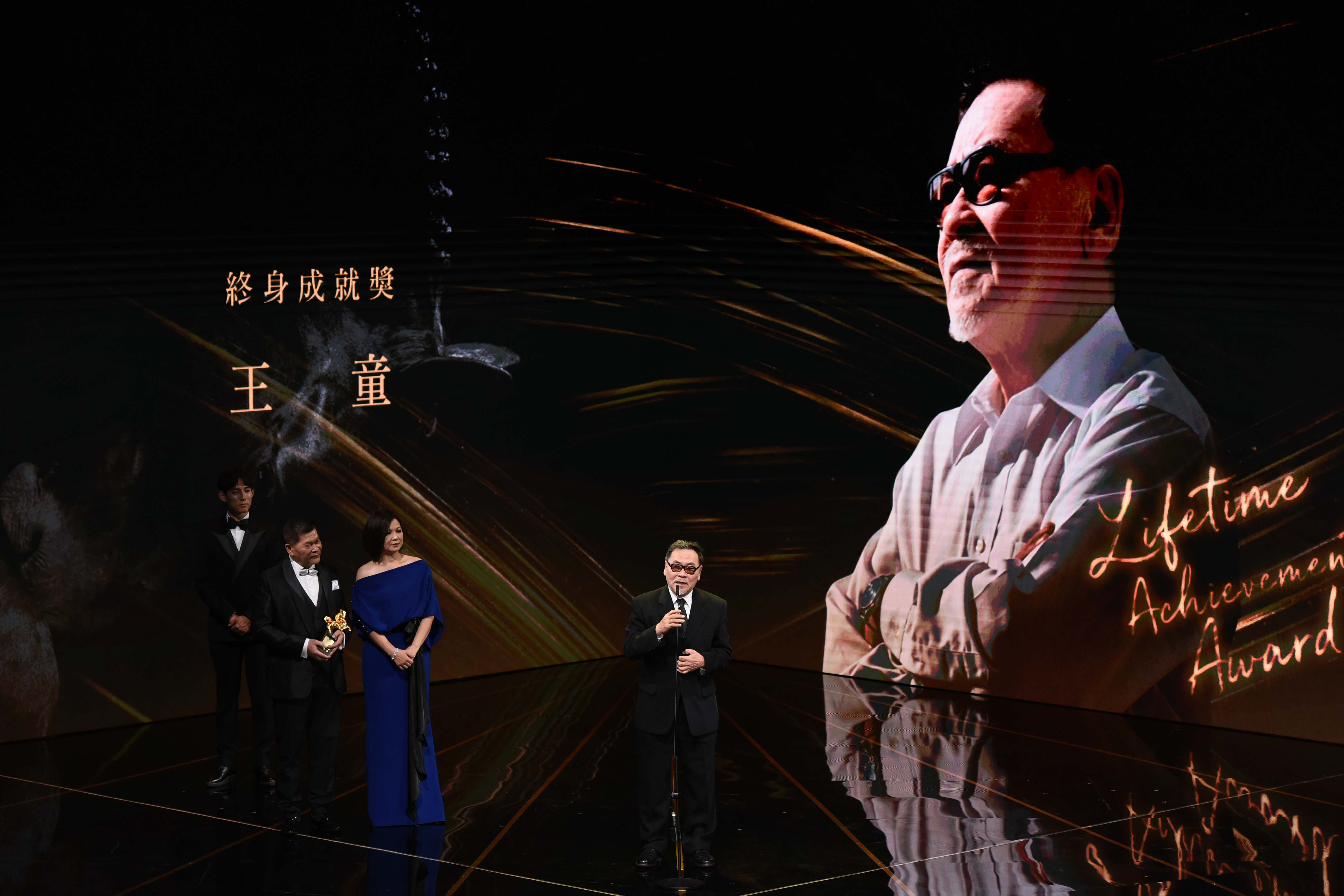王童獲終身成就獎，他在領獎時表示，很懷念電影這個大家庭。(圖：金馬執委會提供)