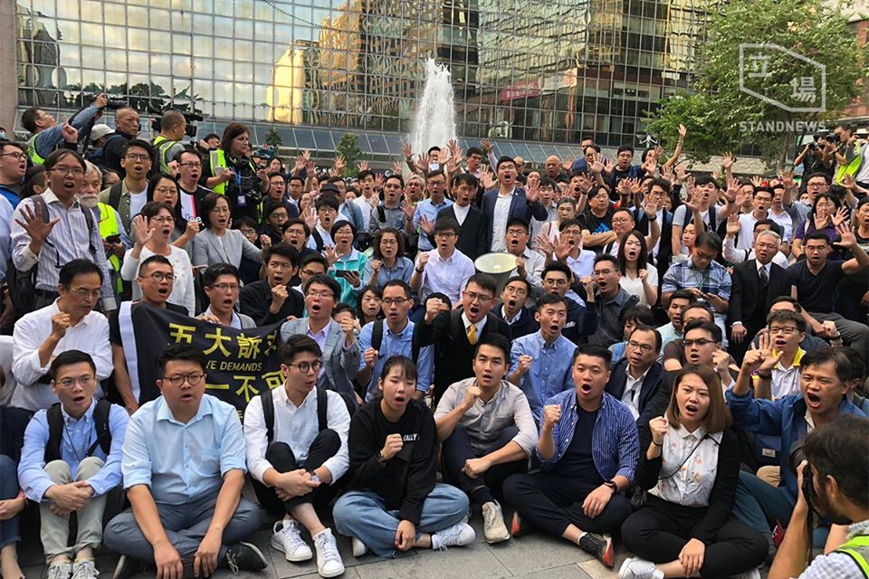 數十位泛民派區議會參選人聚集在理工大學外，聲援理大被困人士。圖：立場新聞