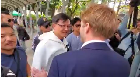 英國保守黨人權委員會委員保福德（Luke de Pulford）昨日巧遇建制派議員何君堯，並親自告知他的博士學位被褫奪「他也有份」。(圖:twitter)
